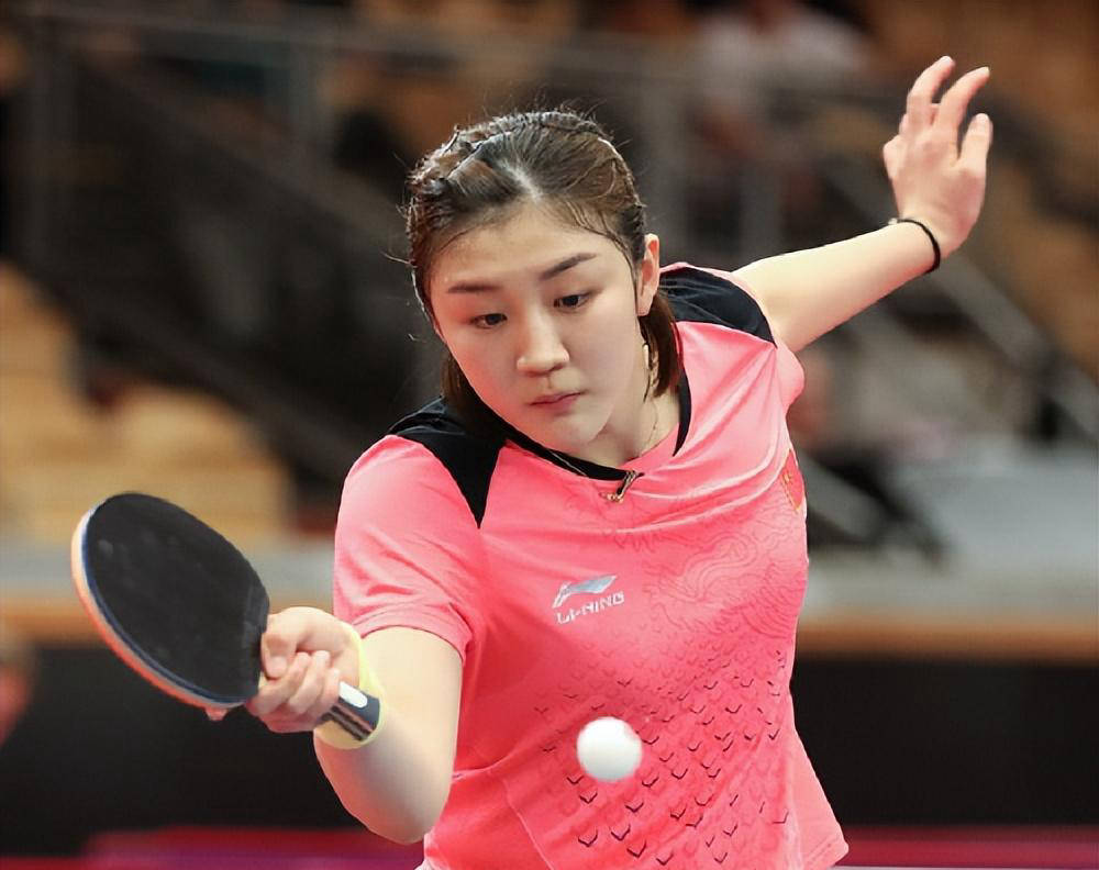 凯发K8旗舰厅陈梦晒秋日美照流露自然之美